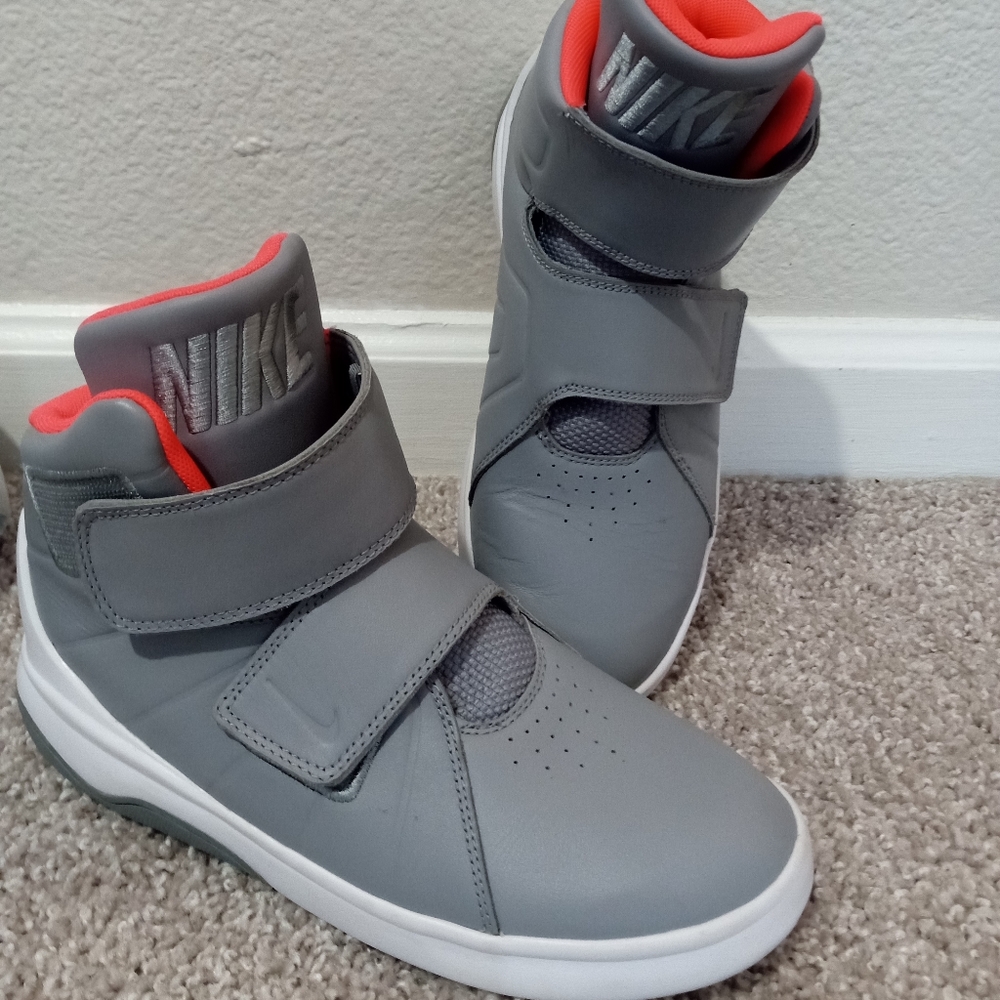 Nike Boy's Gray Shoes Size 6 Y